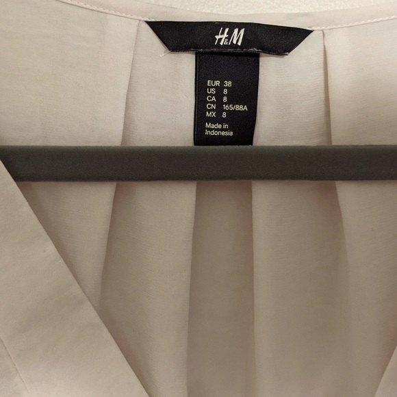H&m Blouse. Off white essential silky hi-lo hem, cap sleeve. - Picture 7 of 7
